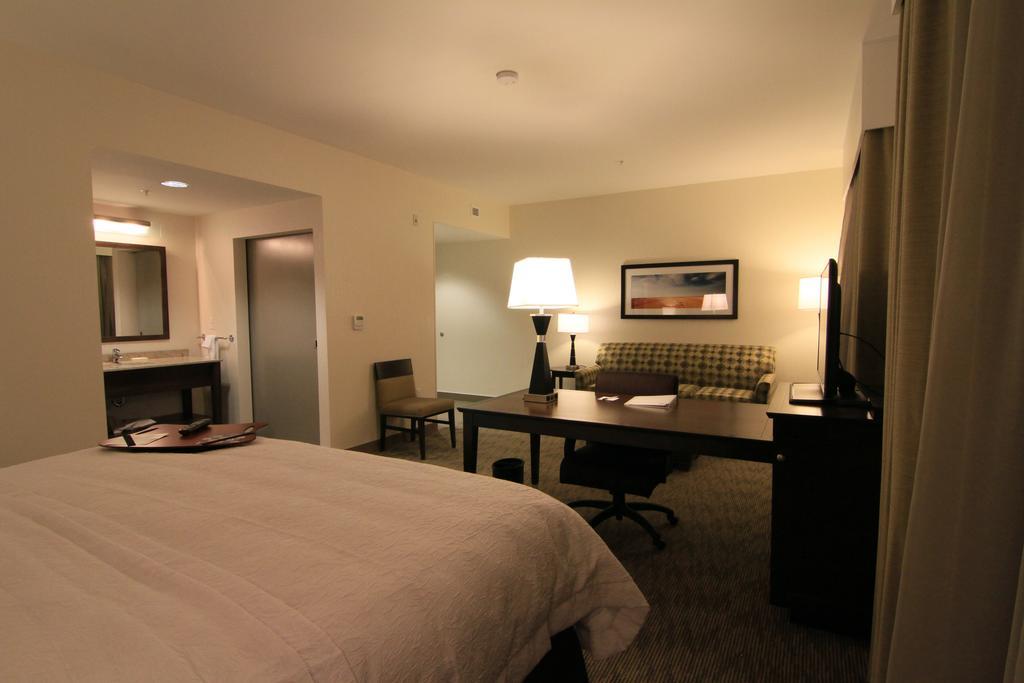 Hampton & Hotel