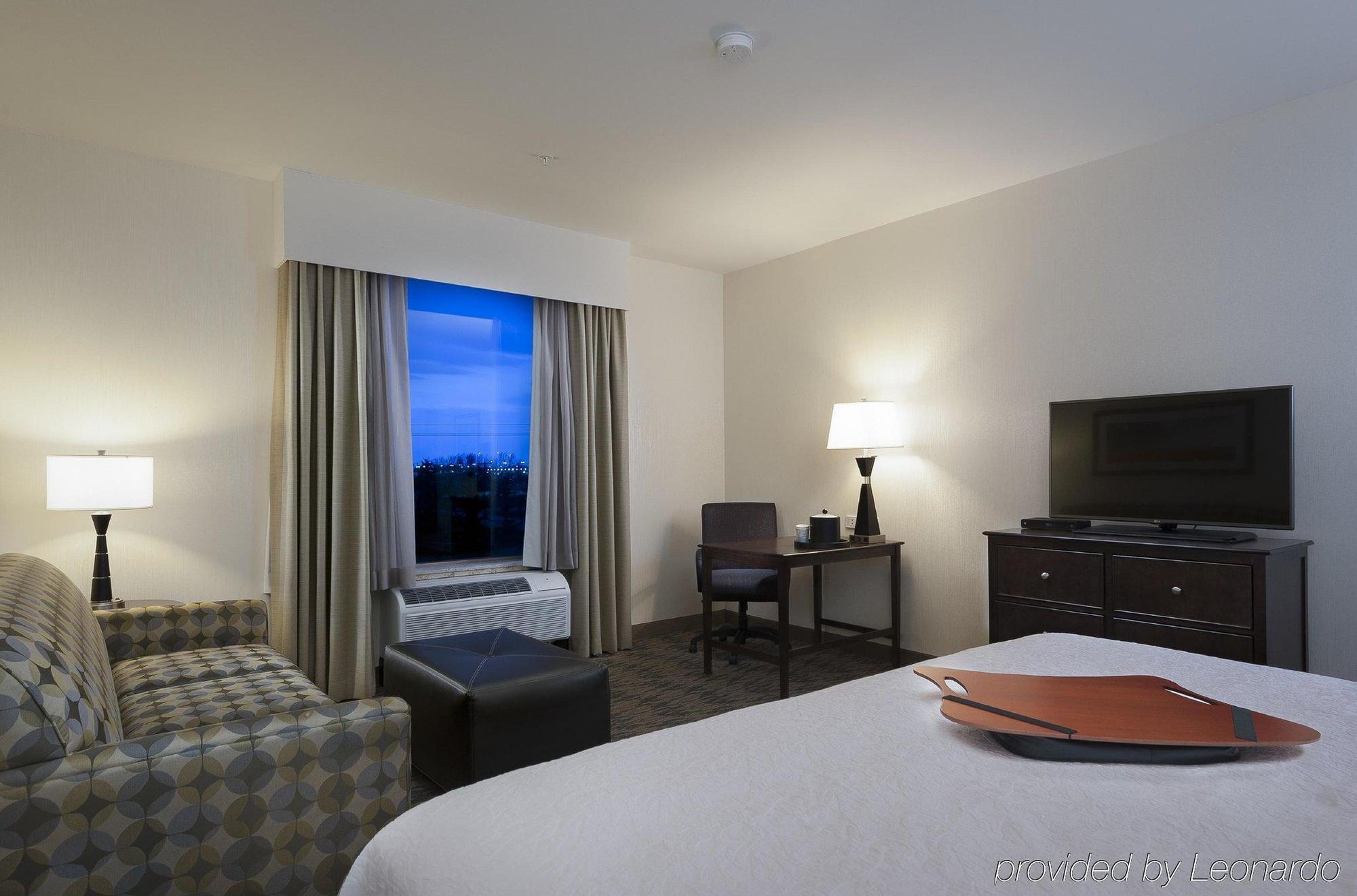 Hampton & Hotel