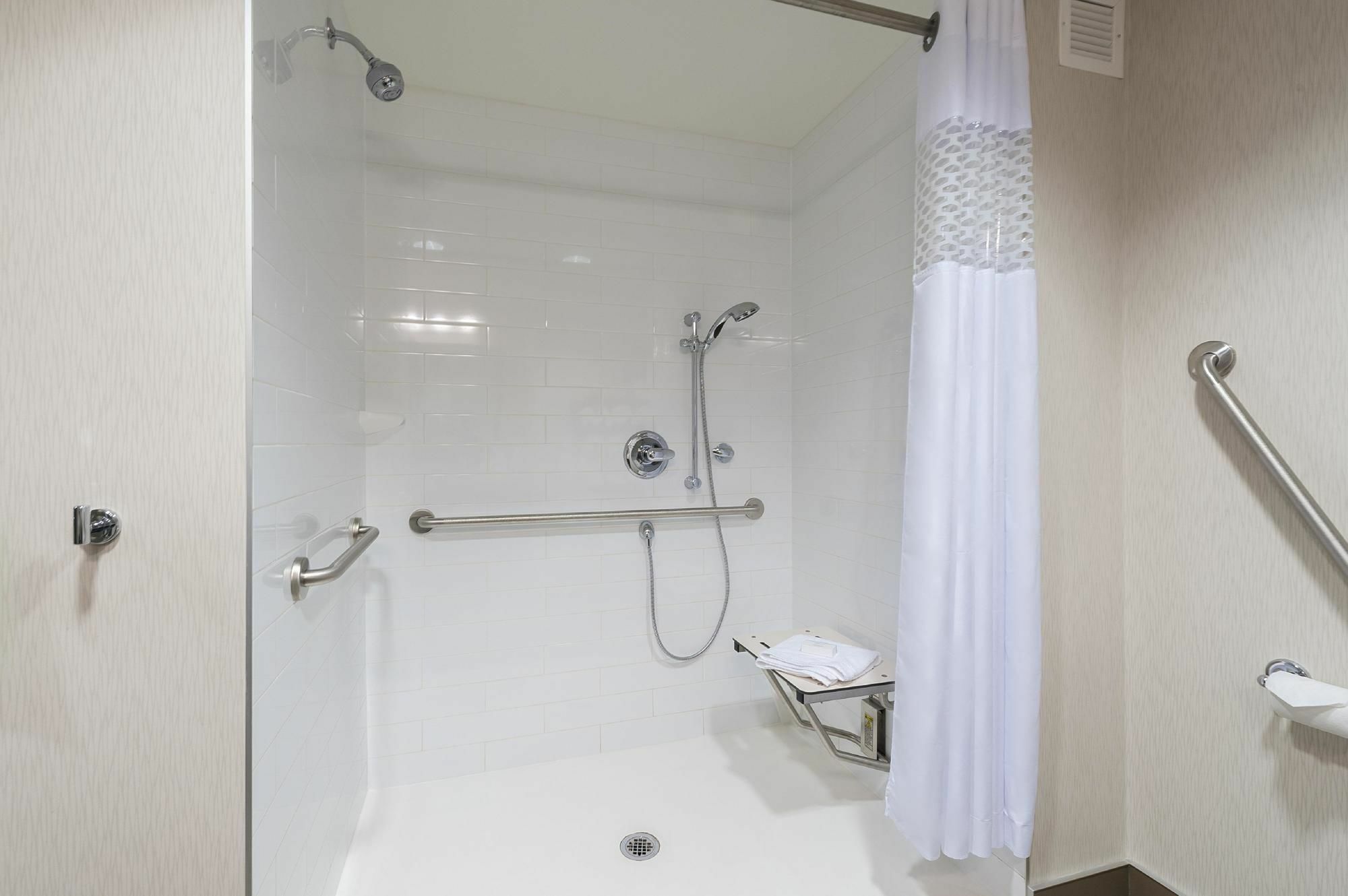 Hampton & Hotel 2*