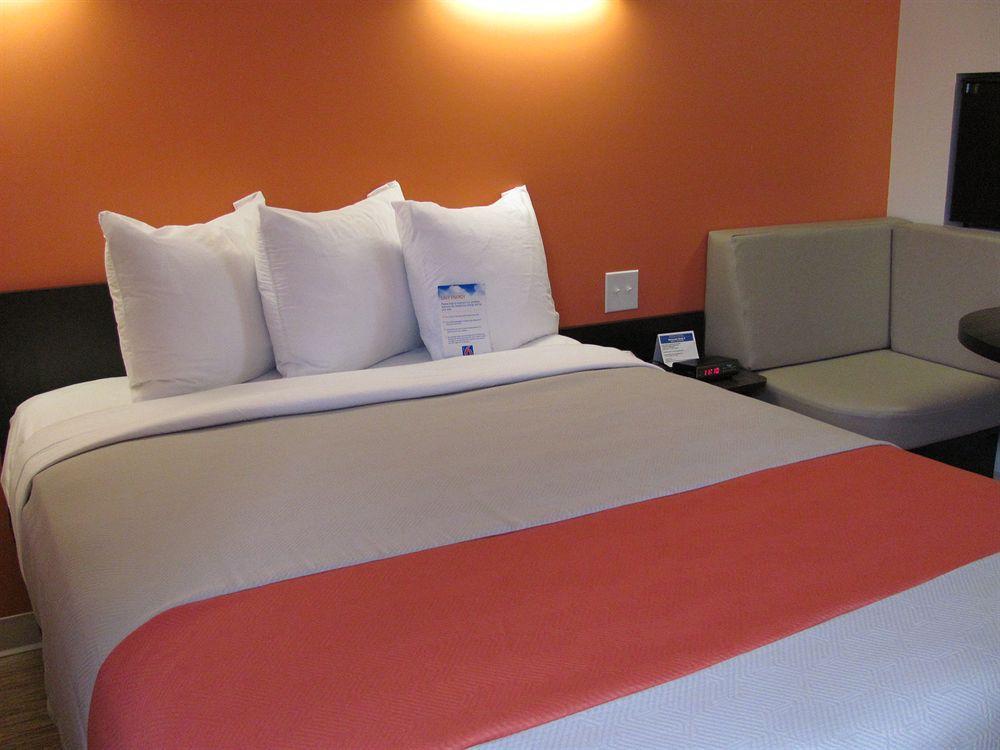 6 Hotel