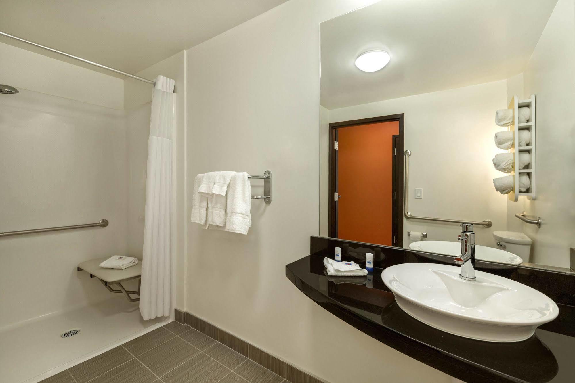 6 Hotel Airdrie